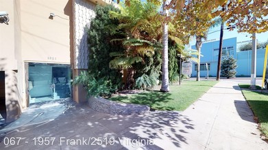 1957 Frank St in Santa Monica, CA - Foto de edificio - Building Photo
