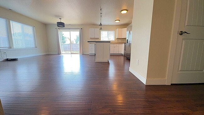 1047 W Ellendale Ave in Dallas, OR - Building Photo - Building Photo