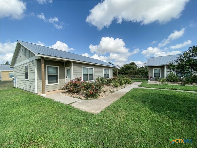 1102 W 16th St in Cameron, TX - Foto de edificio - Building Photo