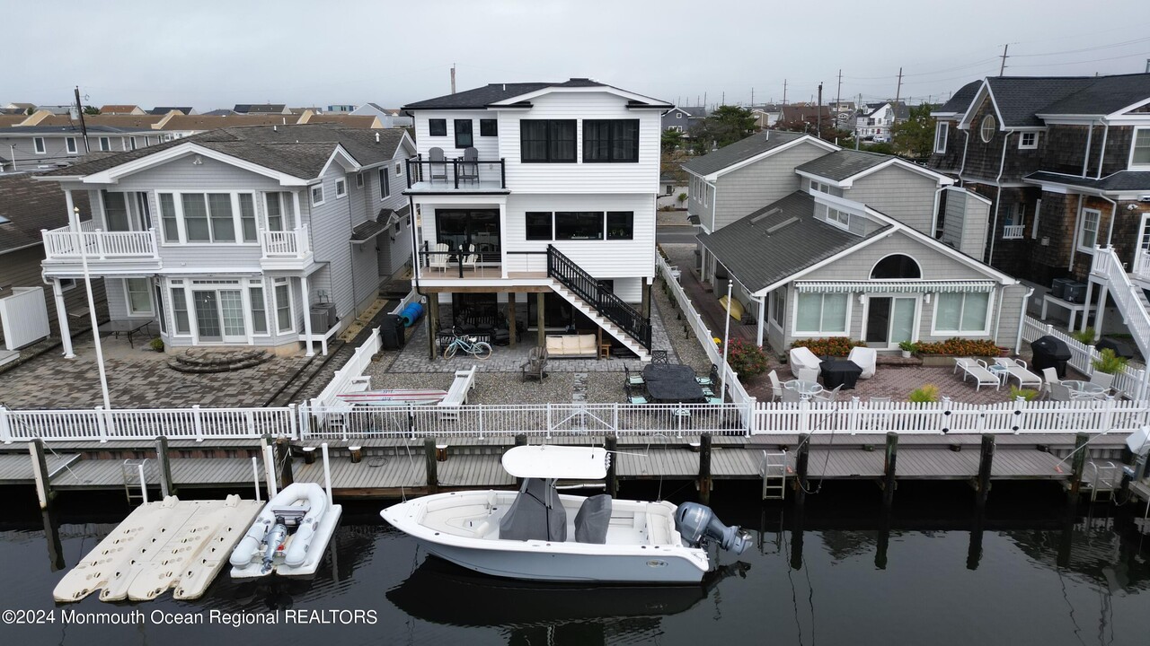 211 Bay Beach Way in Lavallette, NJ - Building Photo