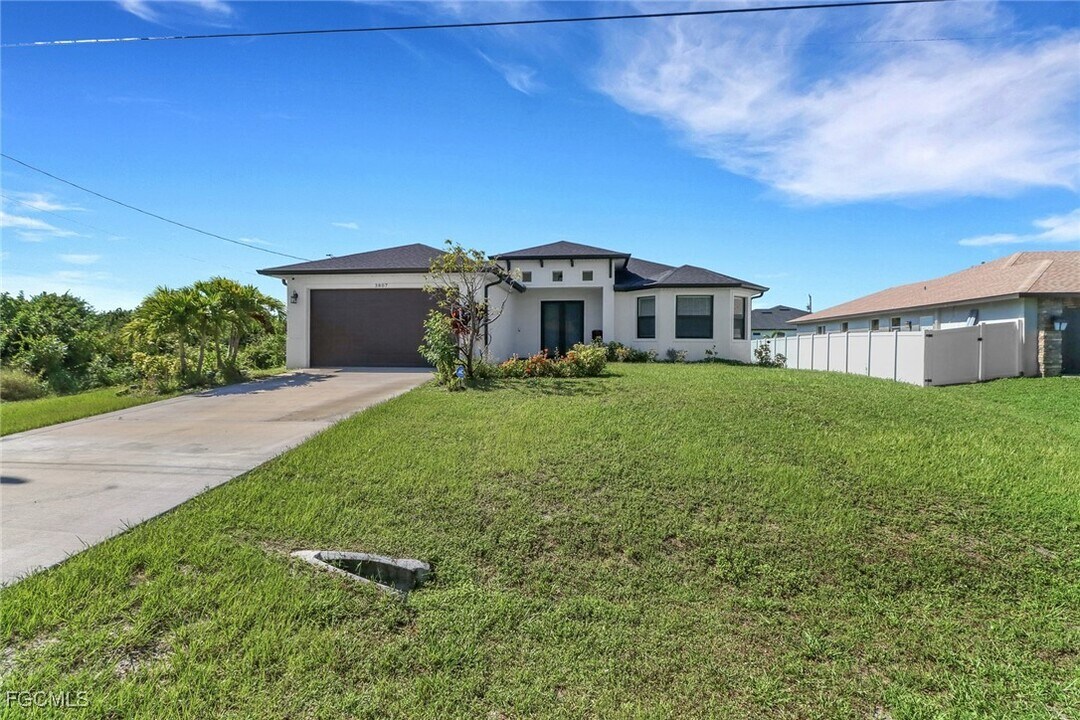 3807 27th St SW in Lehigh Acres, FL - Building Photo