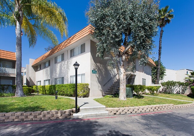 Fountain Estates Apartments in Escondido, CA - Foto de edificio - Building Photo