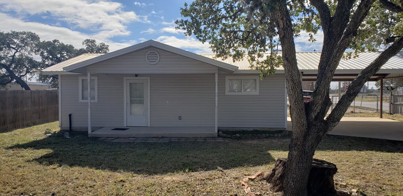 408 San Antonio St in Pleasanton, TX - Foto de edificio