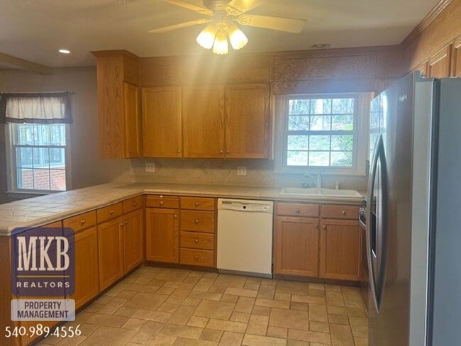 5527 Grandin Rd Ext in Cave Spring, VA - Building Photo - Building Photo