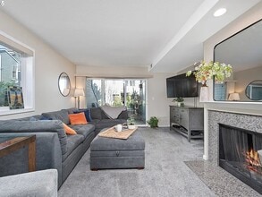 123 N Hayden Bay Dr, Unit 123 N Hayden Bay Drive in Portland, OR - Foto de edificio - Building Photo