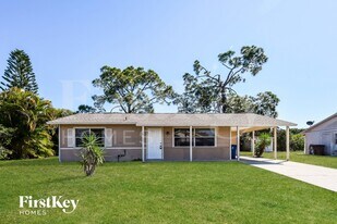 10727 Figtree Ct in Lehigh Acres, FL - Building Photo