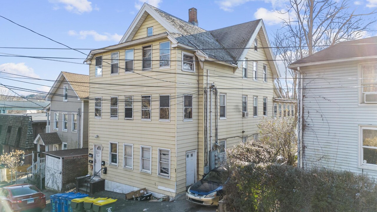 13 Summit St in Waterbury, CT - Building Photo