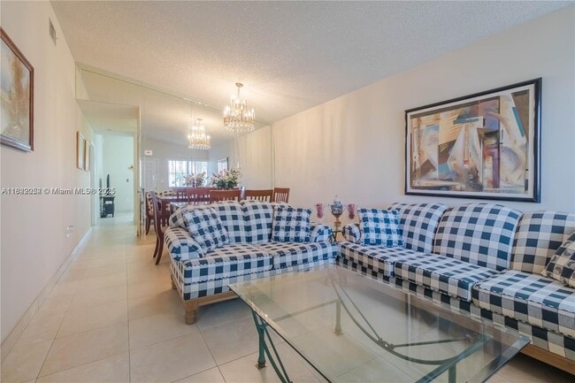 2524 W 65th St in Hialeah, FL - Building Photo - Building Photo