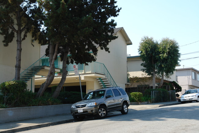 168 Santa Clara Ave in San Bruno, CA - Foto de edificio - Building Photo