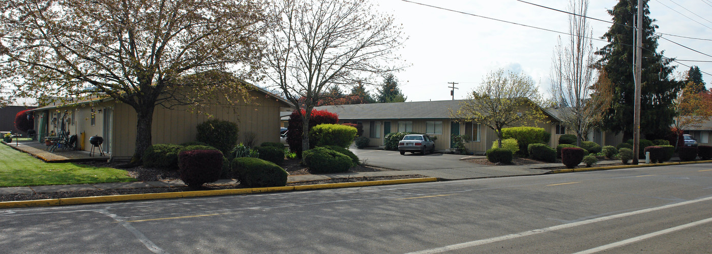 635-685 S 5th St in Lebanon, OR - Building Photo