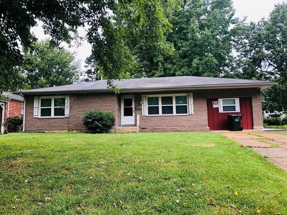 807 Fairgrounds Rd in Rolla, MO - Building Photo