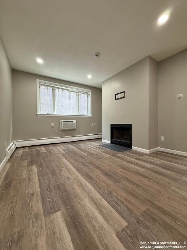 50 Evergreen St, Unit 18 in Boston, MA - Foto de edificio - Building Photo