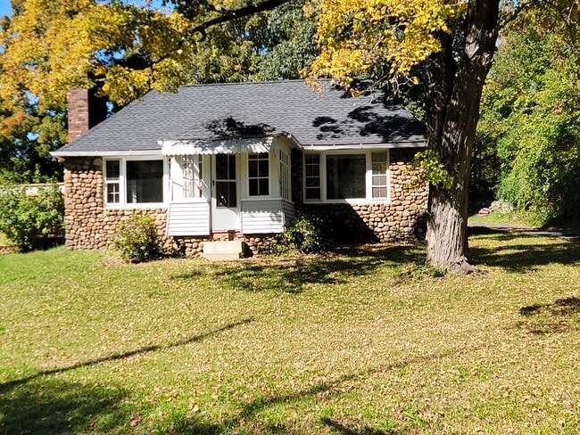 2450 Foxon Rd in North Branford, CT - Building Photo - Building Photo