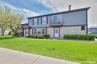 1402 Inverrary Ln in Deerfield, IL - Building Photo