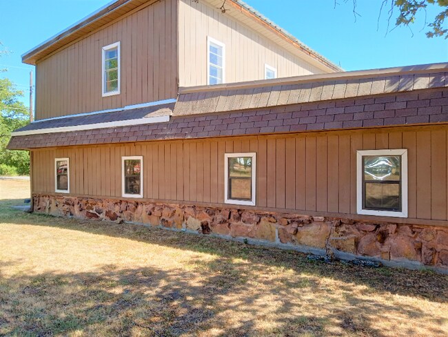 9142 Co Rd 197 in Breckenridge, TX - Foto de edificio - Building Photo