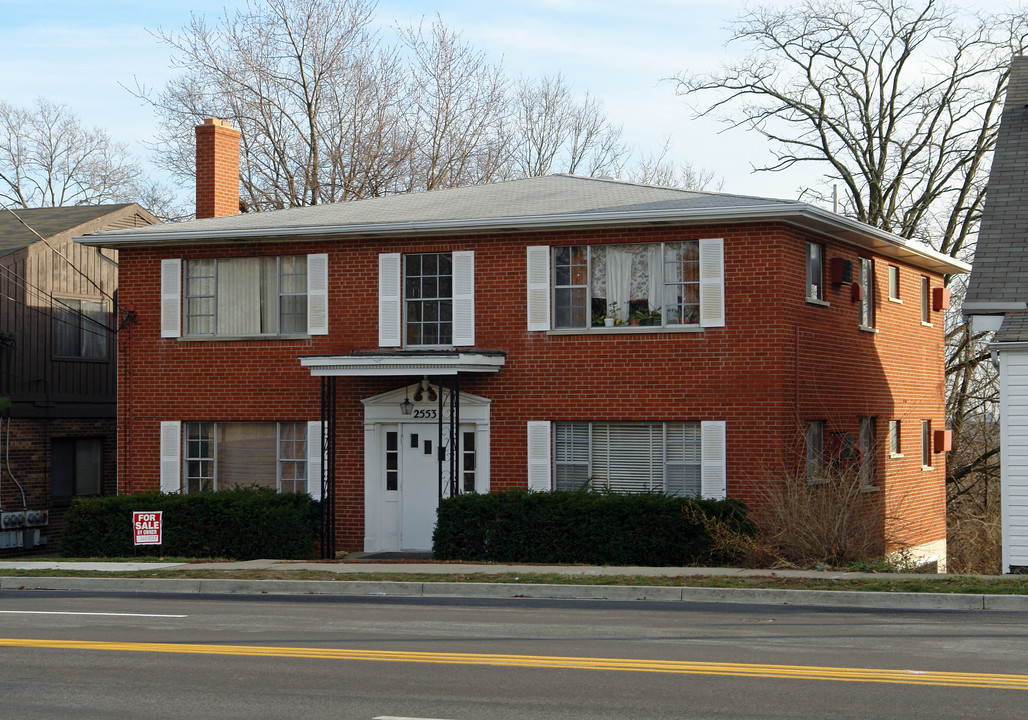 2553 North Bend Rd in Cincinnati, OH - Foto de edificio