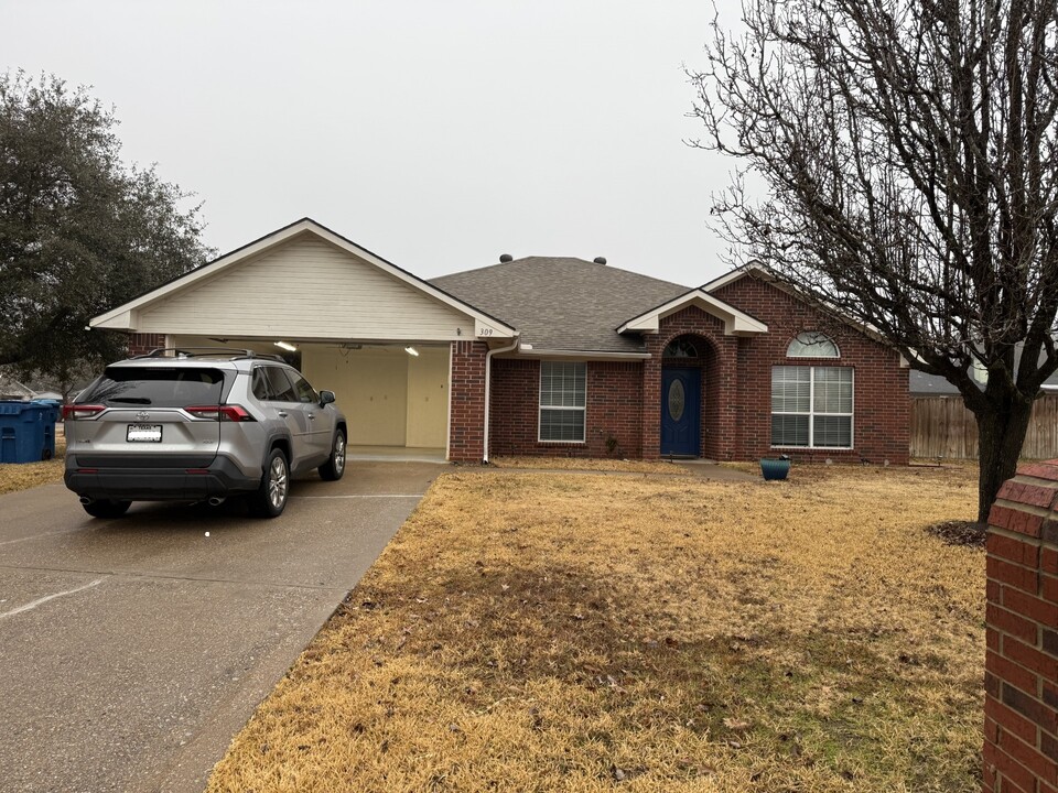 309 Amanda Ct in Whitehouse, TX - Building Photo