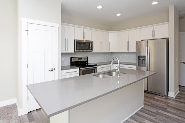 Boulder Pointe Townhomes/ Tallgrass Ranches in Waukee, IA - Building Photo - Interior Photo