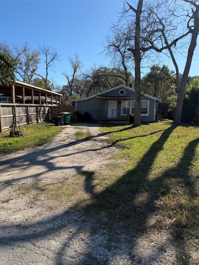 323 Reppert St in Bacliff, TX - Building Photo - Building Photo