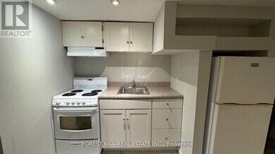 8 Poplar Plains Crescent in Toronto, ON - Building Photo - Building Photo