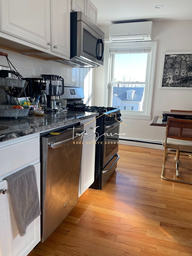 648 Columbia Rd, Unit 3 in Boston, MA - Foto de edificio - Building Photo