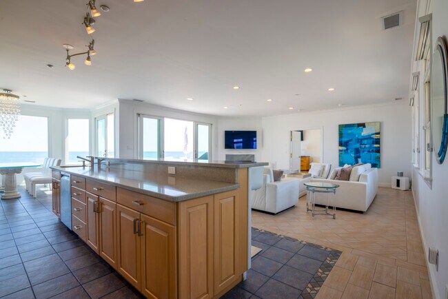687 Dune Rd in Westhampton Beach, NY - Foto de edificio - Building Photo