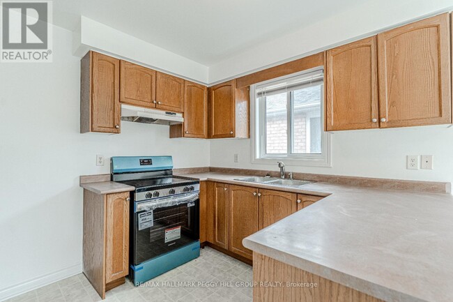 38 Reynolds Ln in Barrie, ON - Building Photo - Building Photo