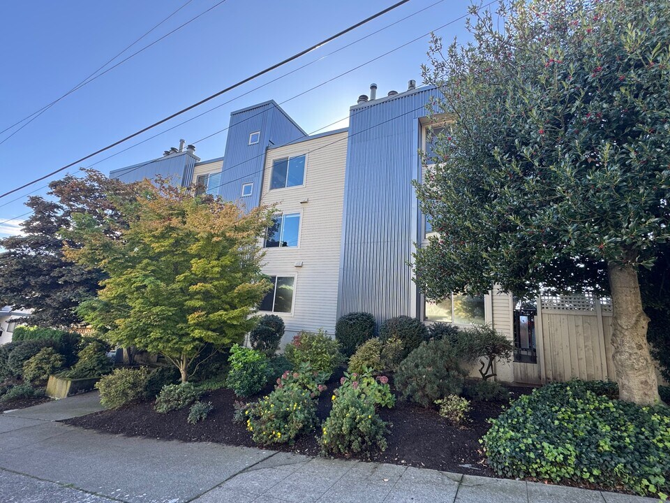 1250 Taylor Ave N in Seattle, WA - Building Photo