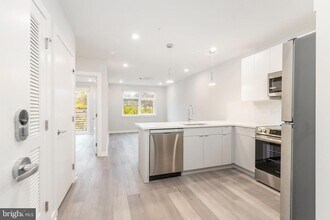 3449 Scotts Ln, Unit B216 in Philadelphia, PA - Foto de edificio - Building Photo