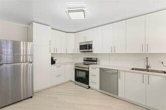 2500 Parkview Dr, Unit 1714 in Hallandale Beach, FL - Foto de edificio - Building Photo
