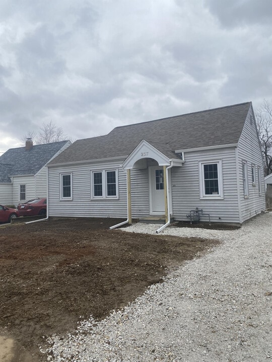 237 S Thorncrest Ave in Creve Coeur, IL - Building Photo