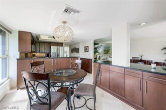 4451 Gulf Shore Blvd N in Naples, FL - Foto de edificio - Building Photo