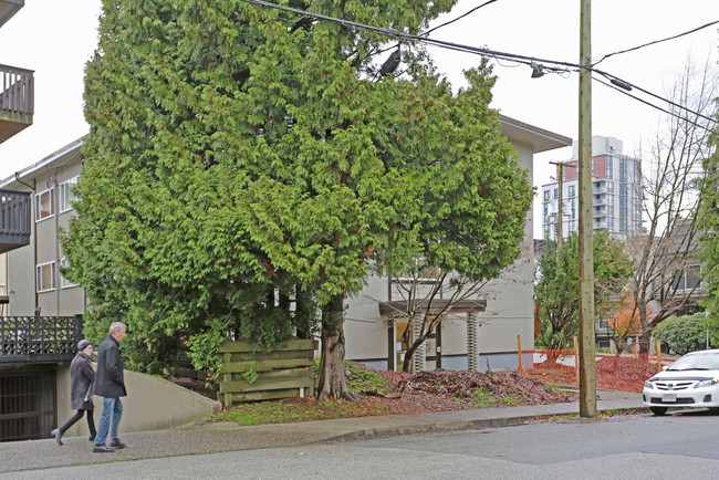 323 Seventh St in New Westminster, BC - Building Photo - Building Photo