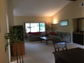 2094 Balboa Cir in Vista, CA - Foto de edificio - Building Photo