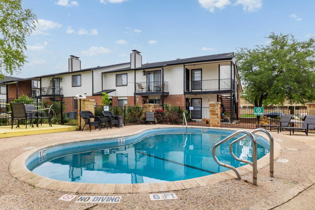 Gruenewood Villa Apartments in New Braunfels, TX - Foto de edificio