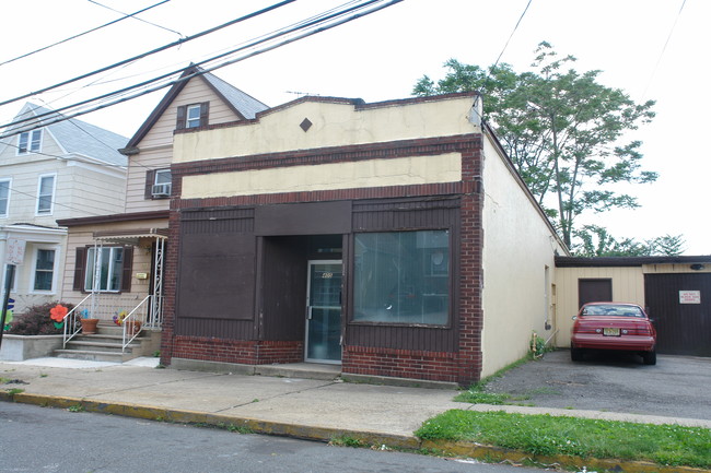 405 Lawrie St in Perth Amboy, NJ - Building Photo - Building Photo