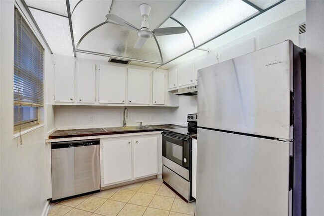 324 Farnham P in Deerfield Beach, FL - Building Photo - Building Photo