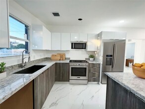 3180 NW 92nd St in Miami, FL - Building Photo - Building Photo