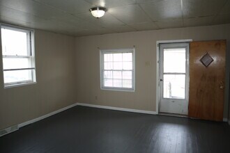 823 Crest Ave in Charleroi, PA - Building Photo - Building Photo