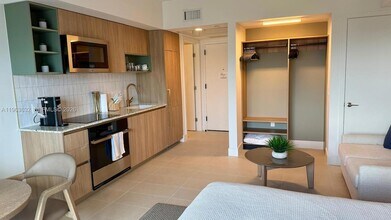 159 NE 6th St, Unit 4010 in Miami, FL - Building Photo - Building Photo