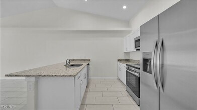 324-326 SE 16th Pl in Cape Coral, FL - Foto de edificio - Building Photo