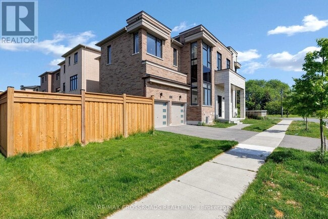3 Larkin Ln in Bowmanville, ON - Building Photo - Building Photo