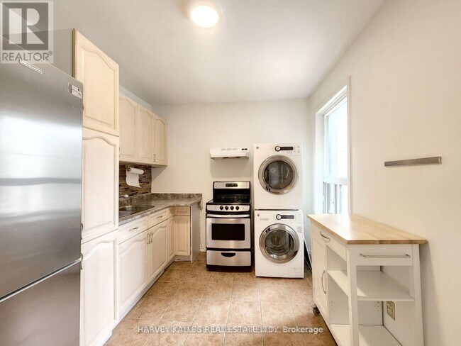 832 St Clair Ave W in Toronto, ON - Building Photo - Building Photo