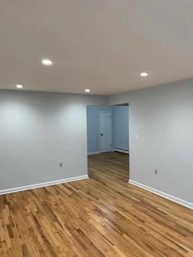 229 E 237th St, Unit 2 nd floor in Bronx, NY - Foto de edificio - Building Photo