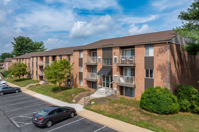 Colonial Crest Apartments in Emmaus, PA - Building Photo - Building Photo