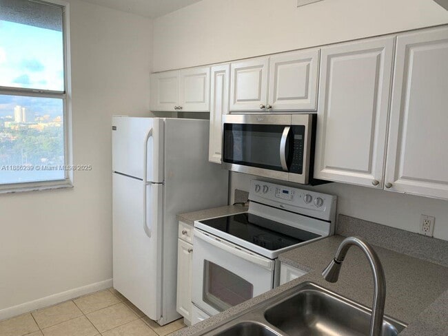 1 Glen Royal Pkwy in Miami, FL - Foto de edificio - Building Photo