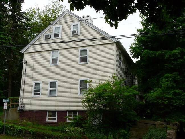 201-207 White Hall Ave in Mystic, CT - Foto de edificio - Building Photo