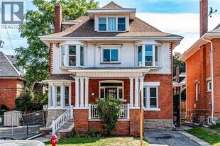 11 Eastbourne Ave in Hamilton, ON - Building Photo