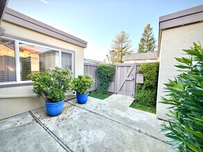1582 Calle Enrique in Pleasanton, CA - Foto de edificio - Building Photo