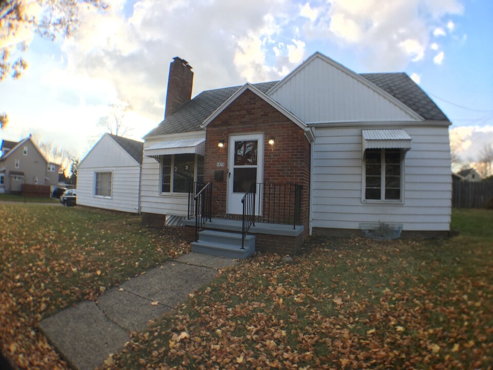 1470 Brown St in Akron, OH - Building Photo